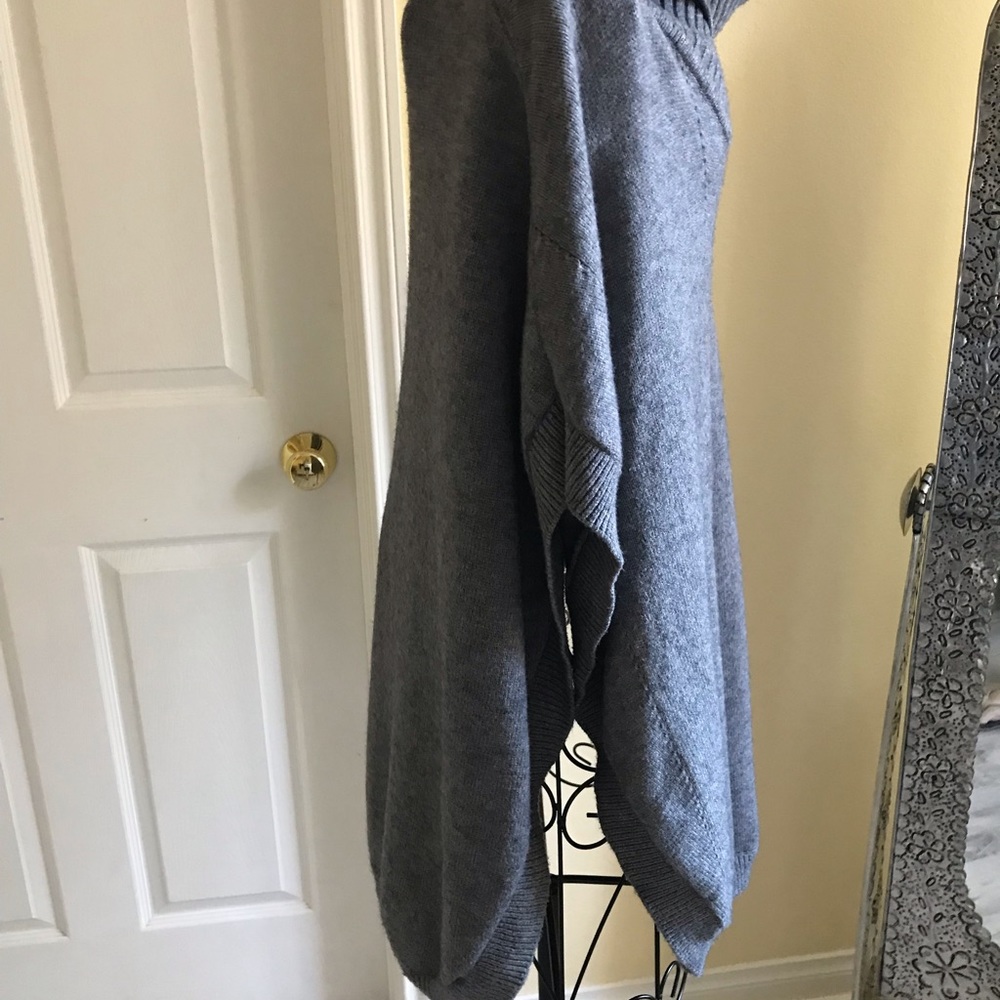 Sisters Gray Cowl Neck Poncho Style Sweater Size Small-runs large - Picture 5 of 9